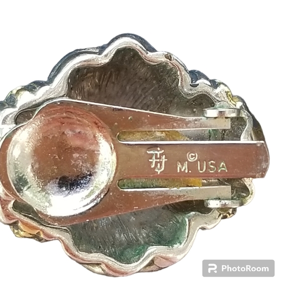 TJ HIGH END VINTAGE TWO TONED RENAISSANCE REVIVAL STYLE CLIP ON EARRINGS - Picture 5 of 5